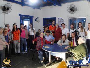 Alunos da Educação Adventista visitam creche de idosos em Maringá-PR