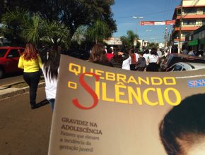 Centenas de exemplares da revista Quebrando o Silêncio foram entregues em Palmeira das Missões. Foto: Evandro Caetano. 