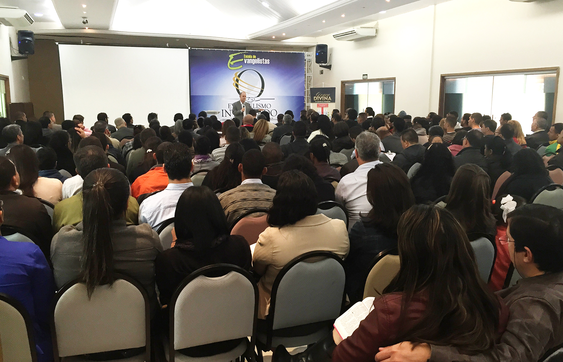 Escola de evangelistas reúne 250 participantes