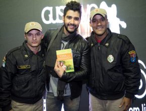 Cantor Gusttavo Lima recebe livro Viva com Esperança