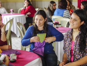 Chá missionário incentiva 37 mulheres a iniciarem estudos bíblicos