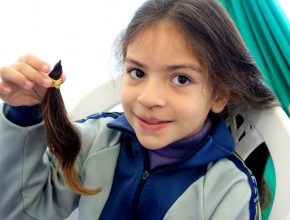 As meninas que doaram seus cabelas, são alunas do 3º ano da Escola Adventista Sarandi, em Porto Alegre.