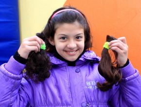 Meninas de 7 e 8 anos doam cabelo para crianças com câncer em Porto Alegre