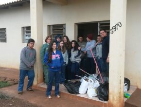 Os alunos do CASB levaram ajuda para o maior abrigo de animais da cidade.
