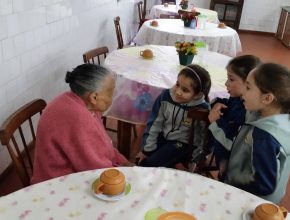 Estudantes mirins contam histórias bíblicas para idosos em São Borja, RS.  Foto: Paula Pallú. 