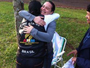 Além de um exemplar do livro Viva com Esperança, os panambienses também recebera abraços.  Foto: Letícia Perobelli. 