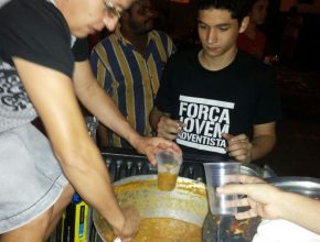 Jovens adventistas de Campina Grande distribuem sopa para moradores de rua