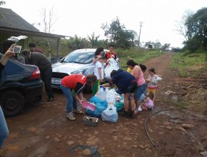 Jovens preparam donativos que serão entregues para vítimas da enchentes.  Foto: Carol Araújo 