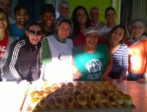 Jovens adventistas preparam pães caseiros e sopa para moradores de rua no centro de Curitiba