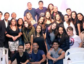 Grupo de jovens que participou da Missão Calebe na Vila Campo Grande. 