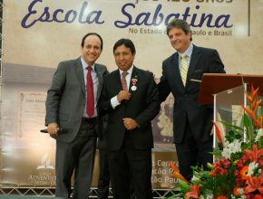 pastor Edson Choque(centro) recebe a comenda da Escola Sabatina
