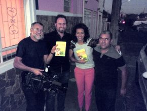 Equipe do Jornal da Band recebe exemplares do livro missionário Viva com esperança