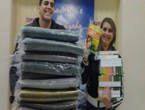 Jovens de Passo Fundo distribuíram cobertores para moradores de rua e livros na rodoviária. 