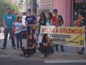 Jovens de Jacarezinho-PR alertam sobre violência doméstica em ação no centro