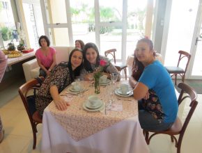 Reunião para chá entre amigas promove o estudo da Bíblia