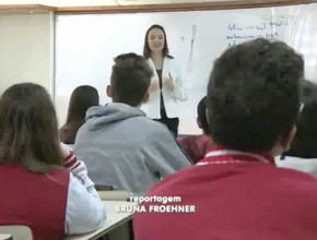 Equipe de jornalismo da TV Record fala sobre a profissão para alunos de Itajaí
