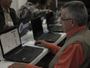 Idosos participam de curso de inclusão digital em Espaço Novo Tempo Curitiba