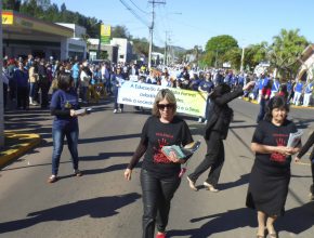 Adventistas de Rolante-RS divulgam projeto contra violência em desfile cívico