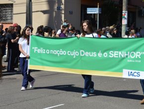 IACS leva mensagens bíblicas à população durante desfile cívico
