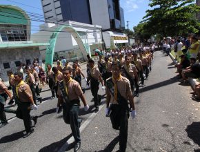 Desbravadores e Aventureiros demonstraram seu patriotismo em desfile cívico