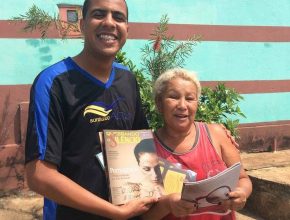Maria de Fátima Cardoso moradora do bairro Vivian Parque II se entusiasmou ao receber a revista Quebrando o Silêncio deste ano.