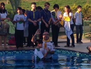 A programação do Clube Cerrado aconteceu ao ar livre e oito desbravadores foram batizados pelo pastor Ubiratan Moreira. Foto: Colaborador local