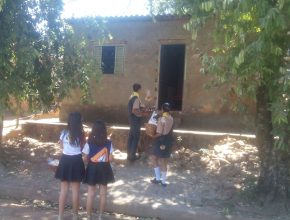 Adolescentes entregam pães em bairro carente de Barra do Garças