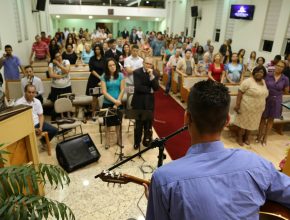 Culto reúne fiéis de diferentes denominações em Igreja Adventista