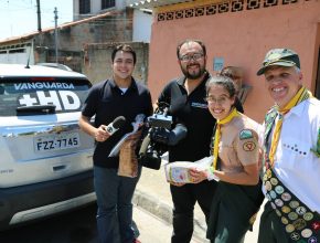 Adolescentes entregam pães a famílias carentes da zona sul de São José dos Campos