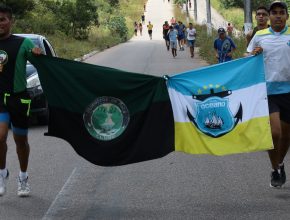 Jovens correm com as bandeiras dos seus clubes,  simbolizando a união  