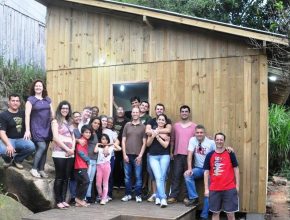 Voluntários adventistas constroem casa para família carente de Florianópolis