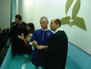 Detentos são batizados no Batismo da Primavera