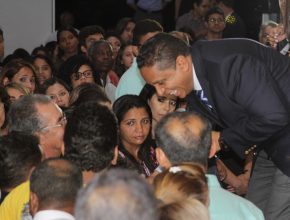 Muitas pessoas chegaram mais perto com o convite do pastor Luís Gonçalves ao final de cada programação. 