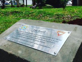 A placa colocada ao lado da muda de Pau Brasil eternizou a passagem dos desbravadores em Santa Helena.  