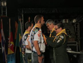 Desbravadores recebem condecorações na segunda noite do Campori em Santa Helena-PR