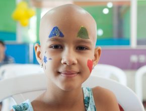 Após cerca de dois anos de tratamento, Letícia comemora o Dia das Crianças de uma maneira diferente. 