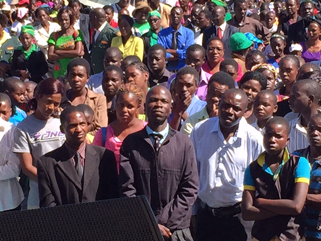 Cerca de 300 pessoas atenderam ao apelo ao batismo durante as reuniões evangelísticas realizadas por Wilson no Zimbábue em maio deste ano.