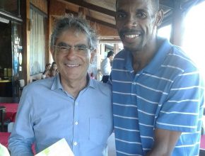 Ex-presidente do STF recebe livro missionário em Aracaju