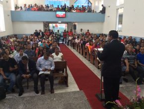 Evangelista da Divisão Sul-Americana capacita líderes de Calebes