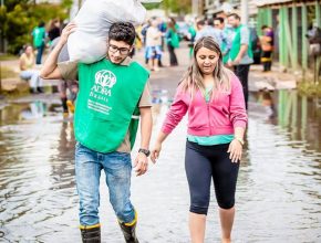 ADRA Brasil distribui 200 cestas básicas às famílias afetadas pelas enchentes em Eldorado do Sul