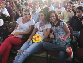 Adolescentes participam de congresso em Belo Horizonte (MG)