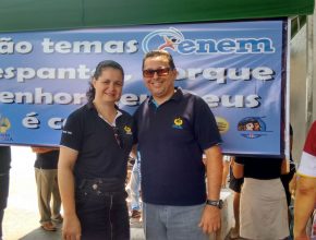 Professores e voluntários distribuíram água, caneta preta e palavras de apoio aos candidatos  ao ENEM no sul do Maranhão