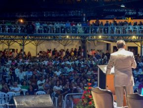 Luís Gonçalves ministra a Bíblia para mais de 4 mil pessoas