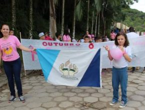 Escola Adventista de Guaraqueçaba-PR participa da primeira caminhada do Outubro Rosa no município