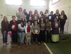 Chá entre amigas motiva mulheres a estudarem a Bíblia