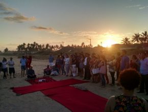 Cerimônia de Santa Ceia é realizada à beira mar em Aracaju