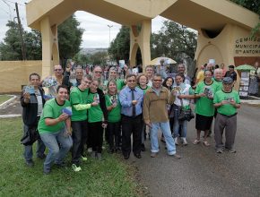 Fiéis levam esperança no dia de finados