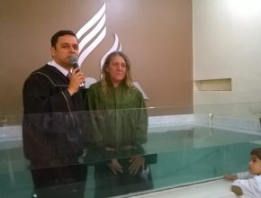 Contato com Centro de Vida Saudável resulta em primeiro batismo em Pelotas-RS
