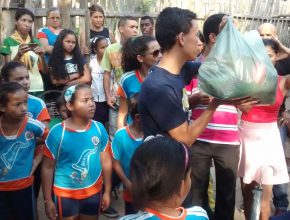 Jovens adventistas distribuem alimentos a pessoas carentes