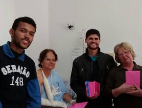 Jovens adventistas visitam hospital e enfatizam o Outubro Rosa e Novembro Azul